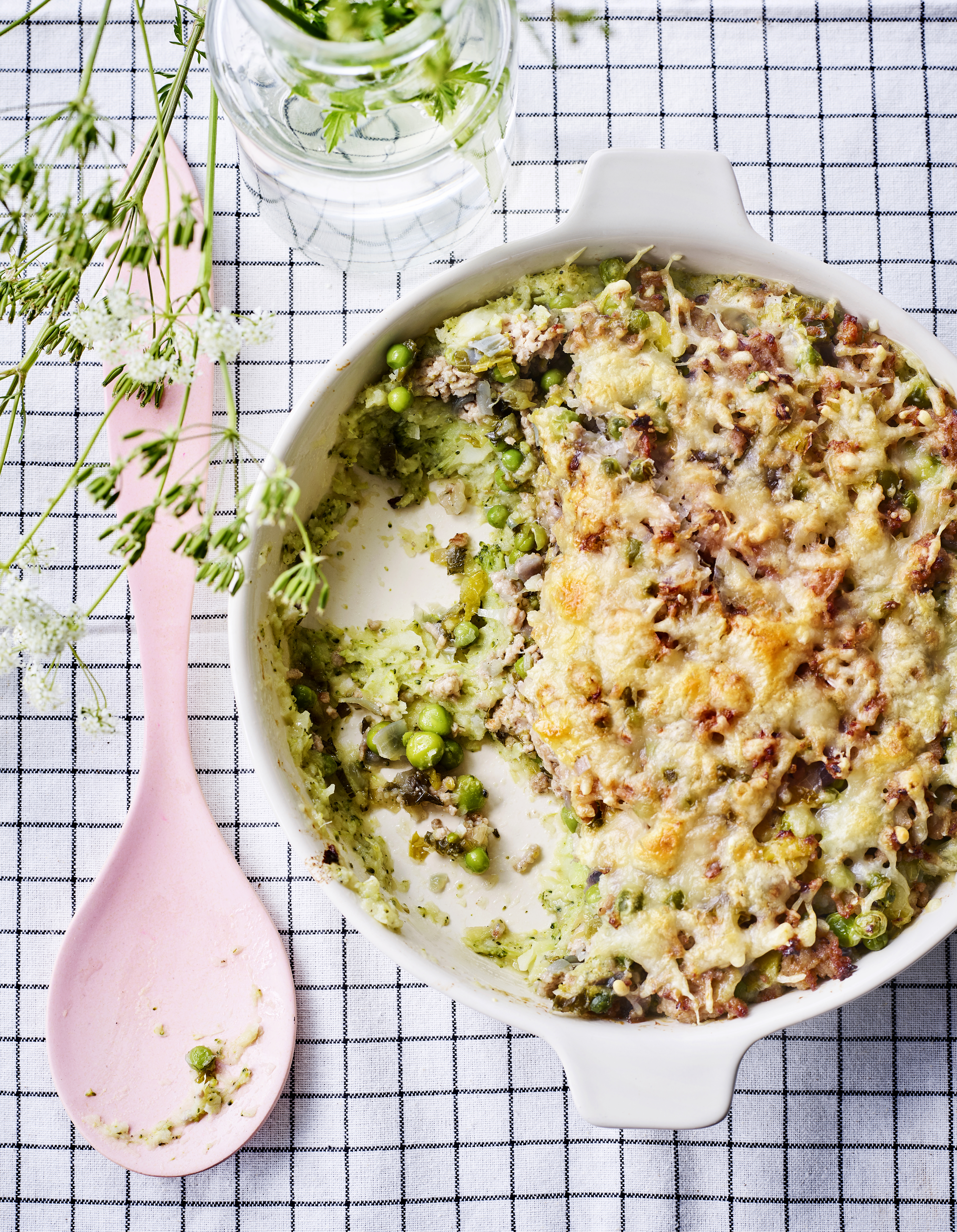 Foto van Ovenschotel van broccolipuree, groene groenten en kalfsgehakt