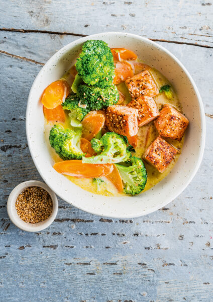 Foto van Broccili en wortelen met zalm in kokosbouillon